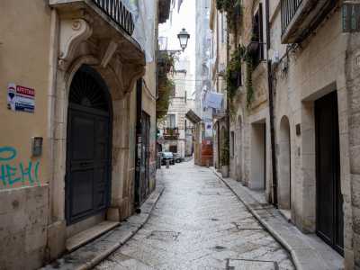 Dopo qualche metro quest�ultima diventa strada d� Gironda, via che prende il nome della famiglia che eresse il palazzo tra la fine del 500 e l�inizio del 600 unendo strutture precedenti